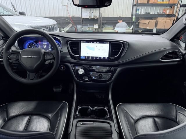 Used 2025 Chrysler Pacifica Limited FWD image 32