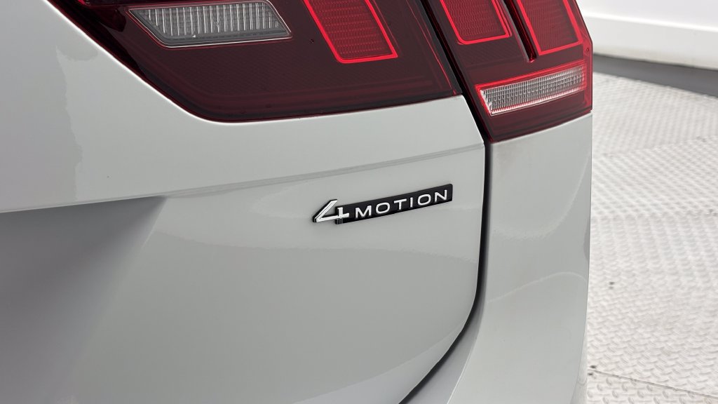 Used 2024 Volkswagen Tiguan SE w/ Panoramic Sunroof Package AWD/4WD image 9