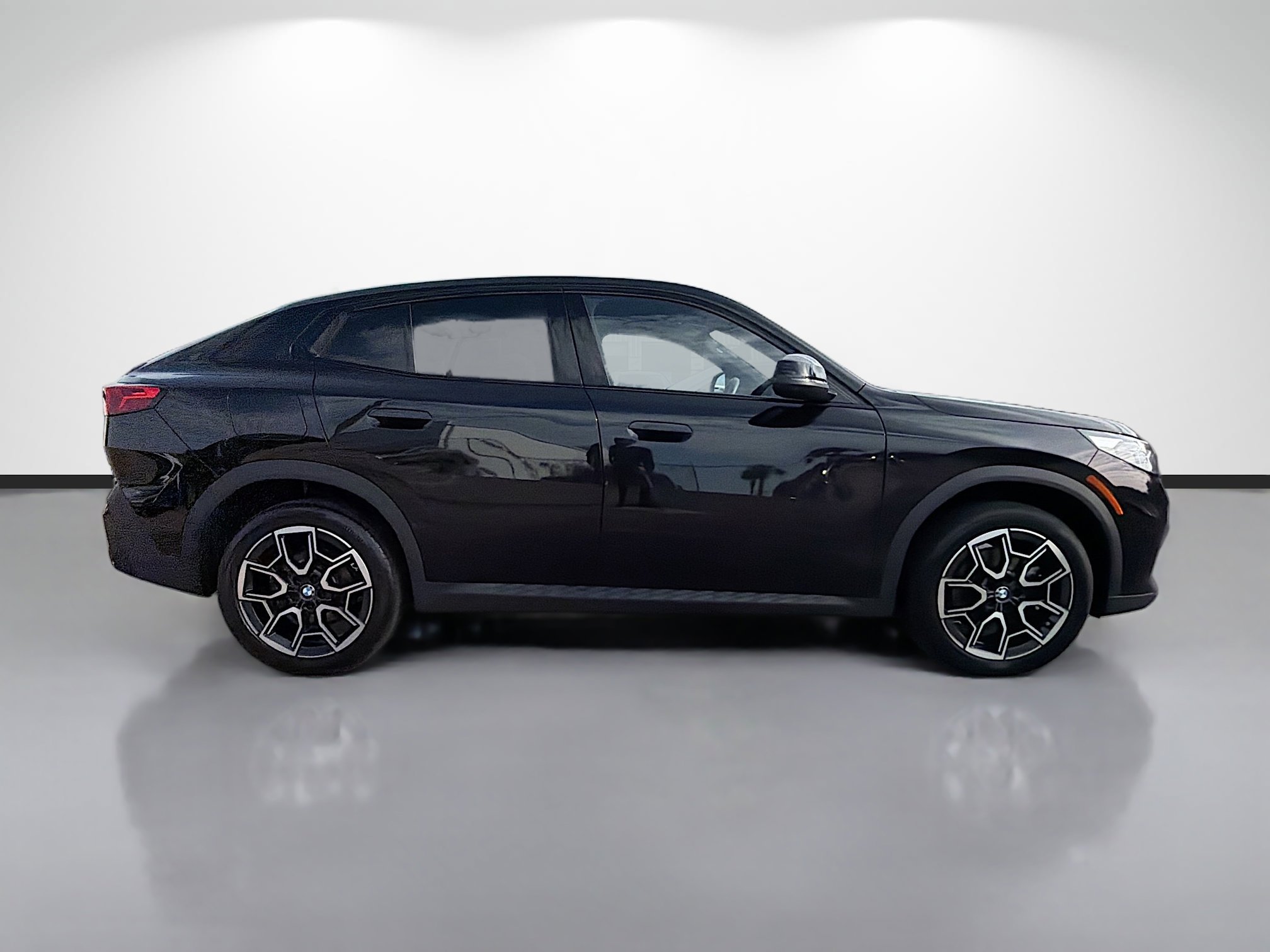 Used 2025 BMW X2 xDrive28i image 2