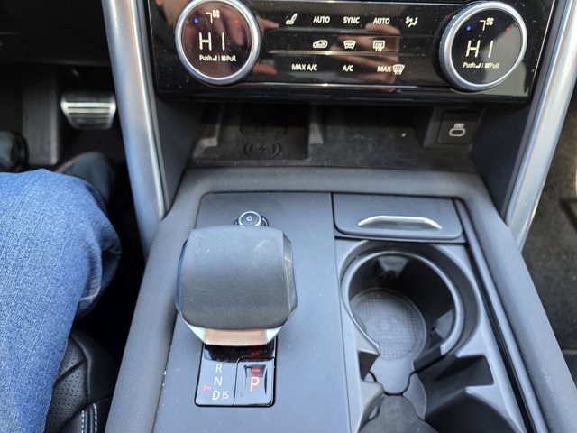 Used 2025 Land Rover Discovery Dynamic SE image 9