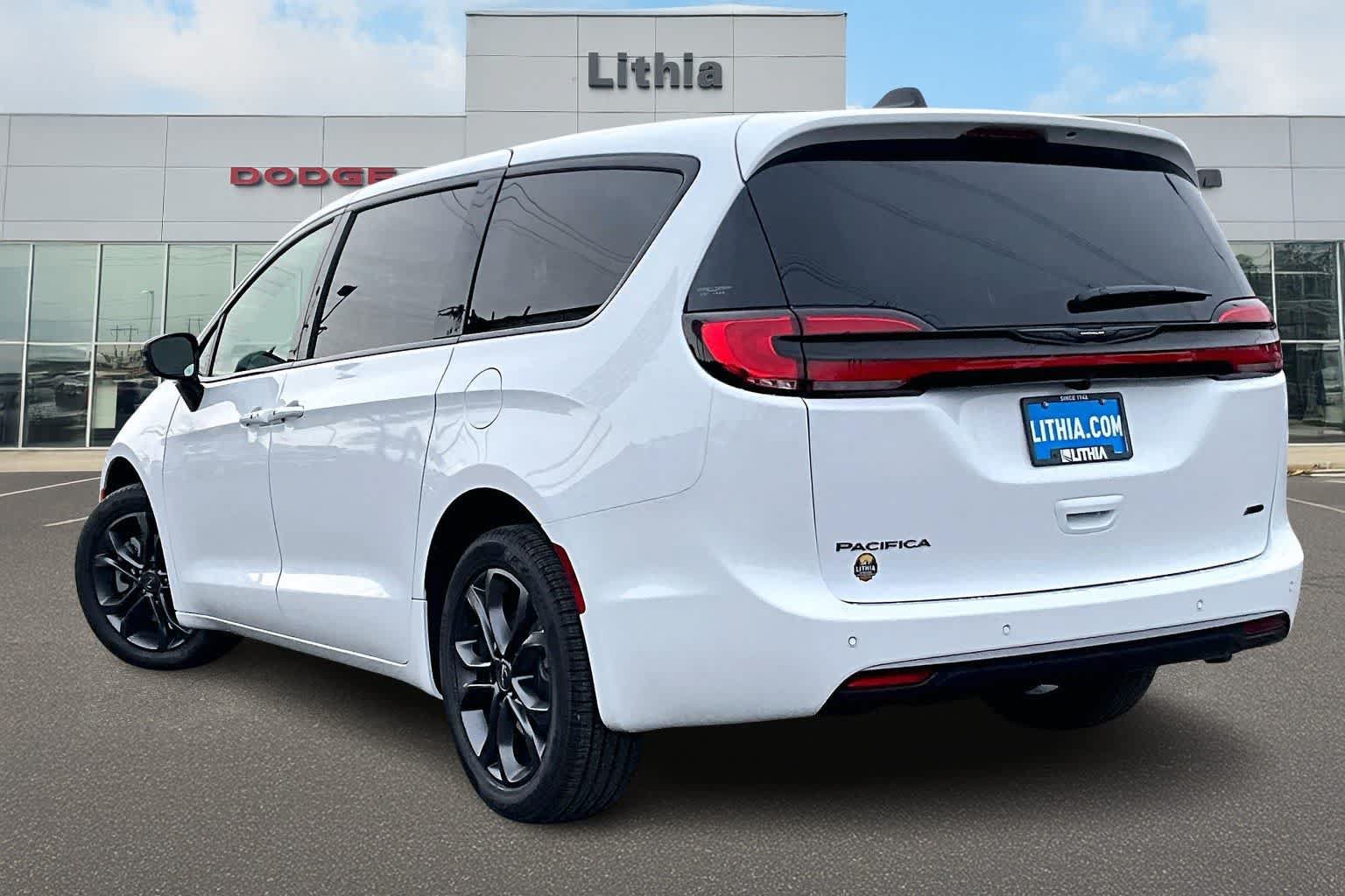 New 2026 Chrysler Pacifica Select AWD/4WD image 4