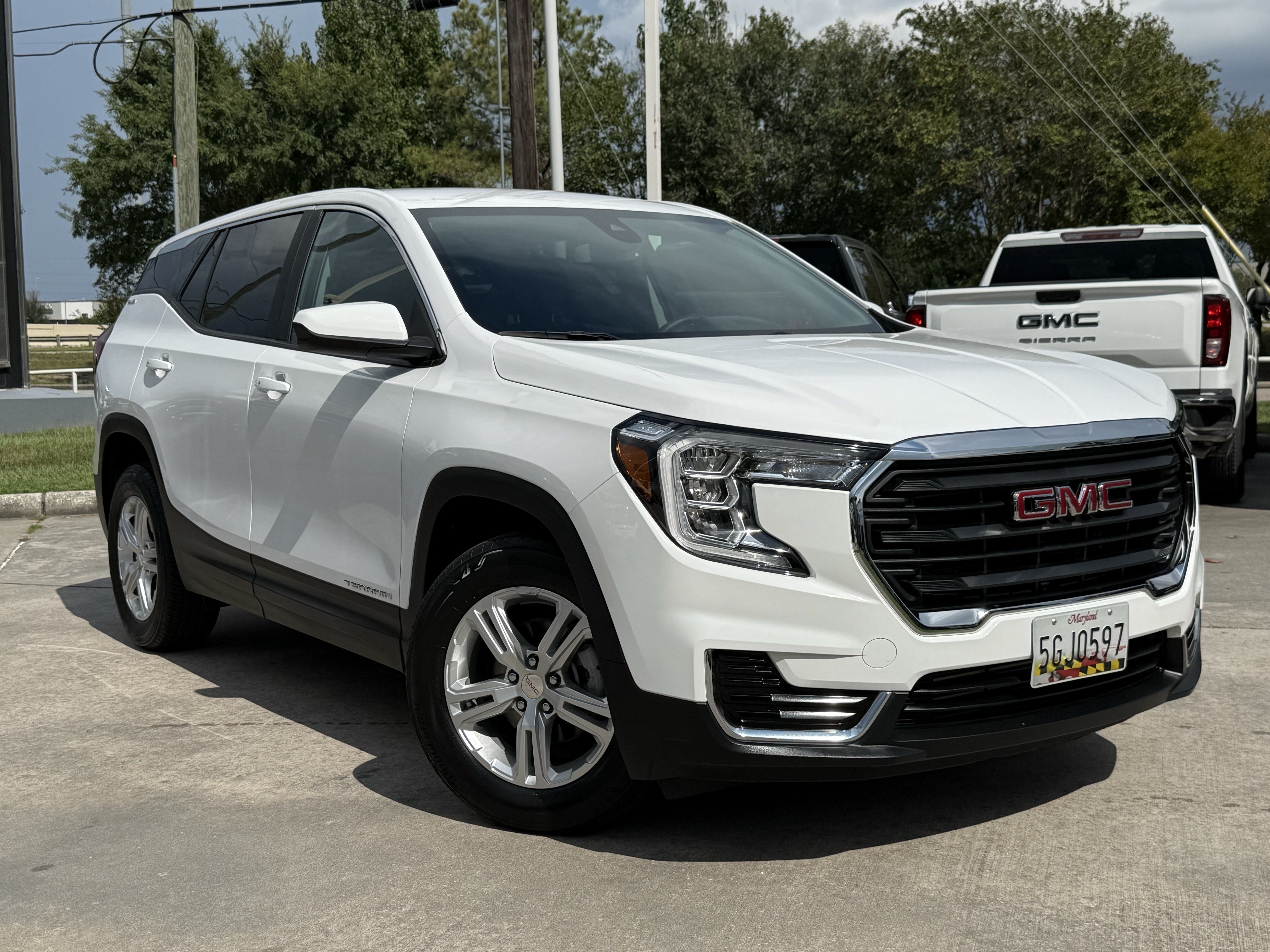Used 2024 GMC Terrain SLE AWD/4WD image 2