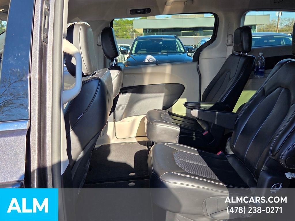 Used 2023 Chrysler Pacifica Touring-L image 15