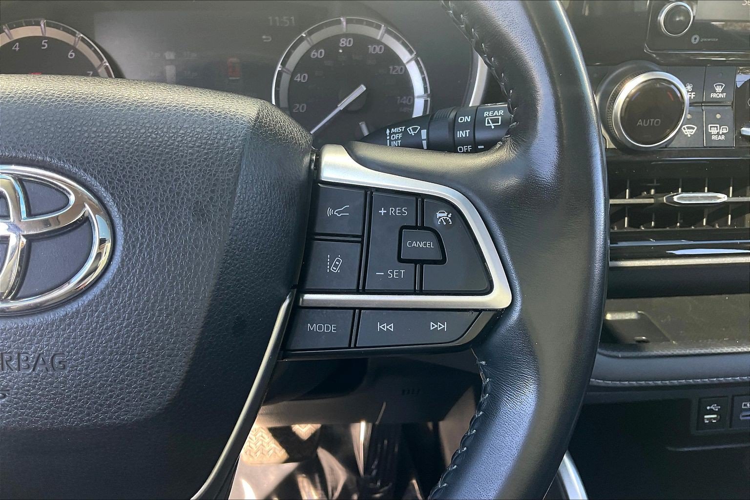 Used 2022 Toyota Highlander XLE FWD image 21