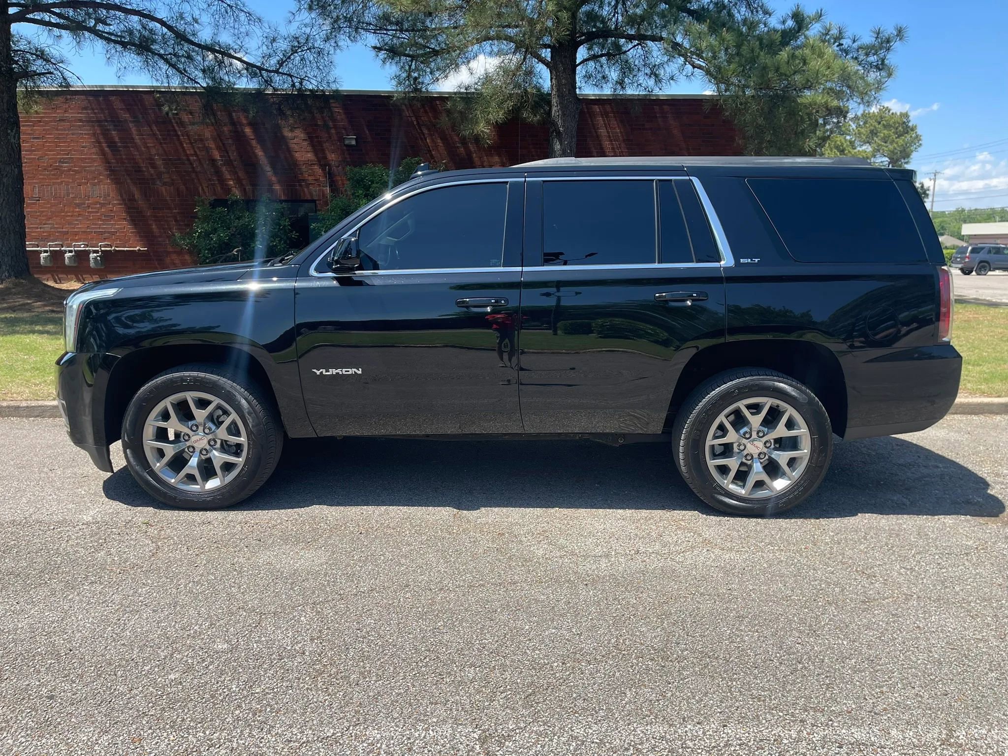 Used 2018 GMC Yukon SLT w/ Open Road Package AWD/4WD image 2