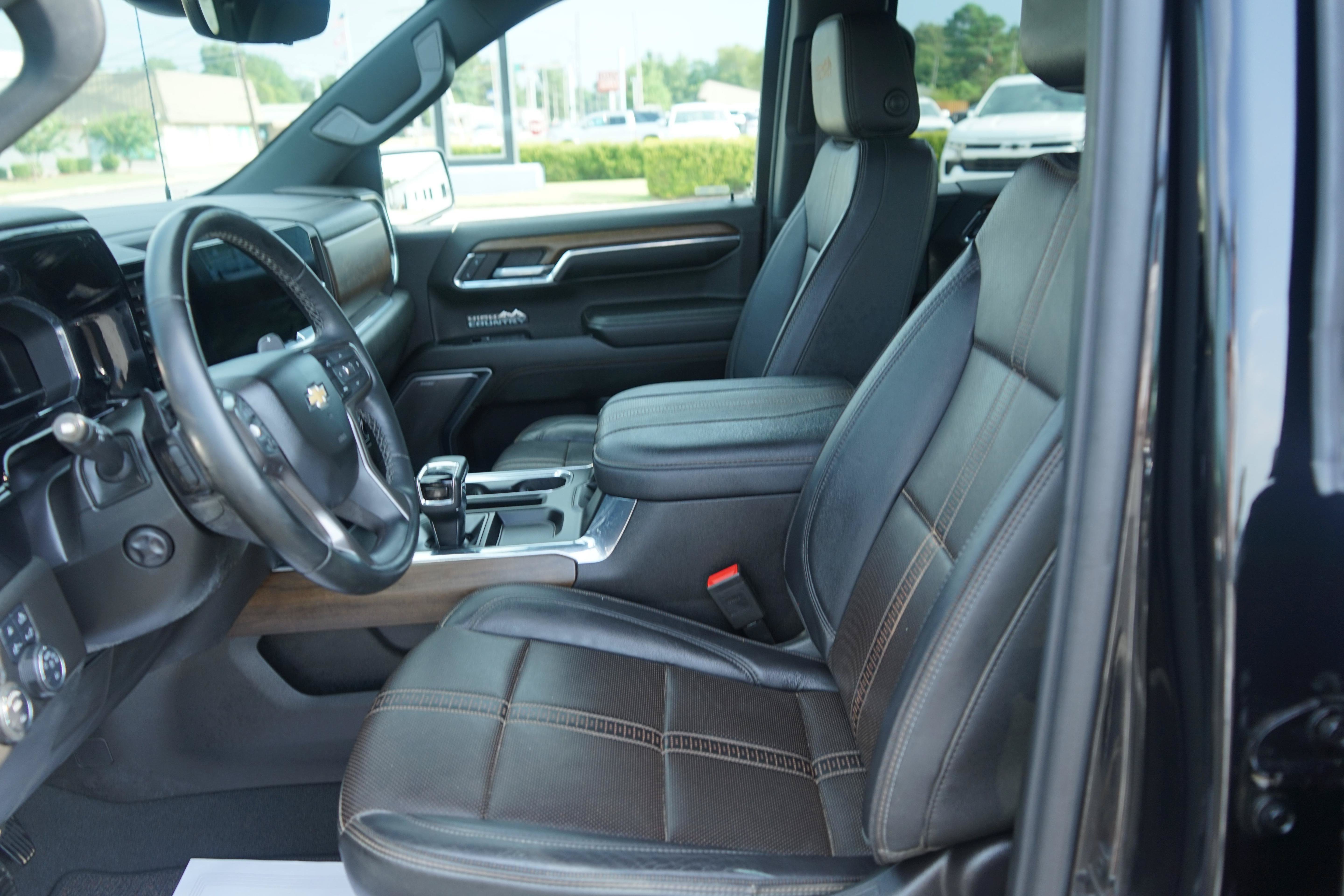 Used 2024 Chevrolet Silverado 1500 High Country w/ Technology Package AWD/4WD image 9