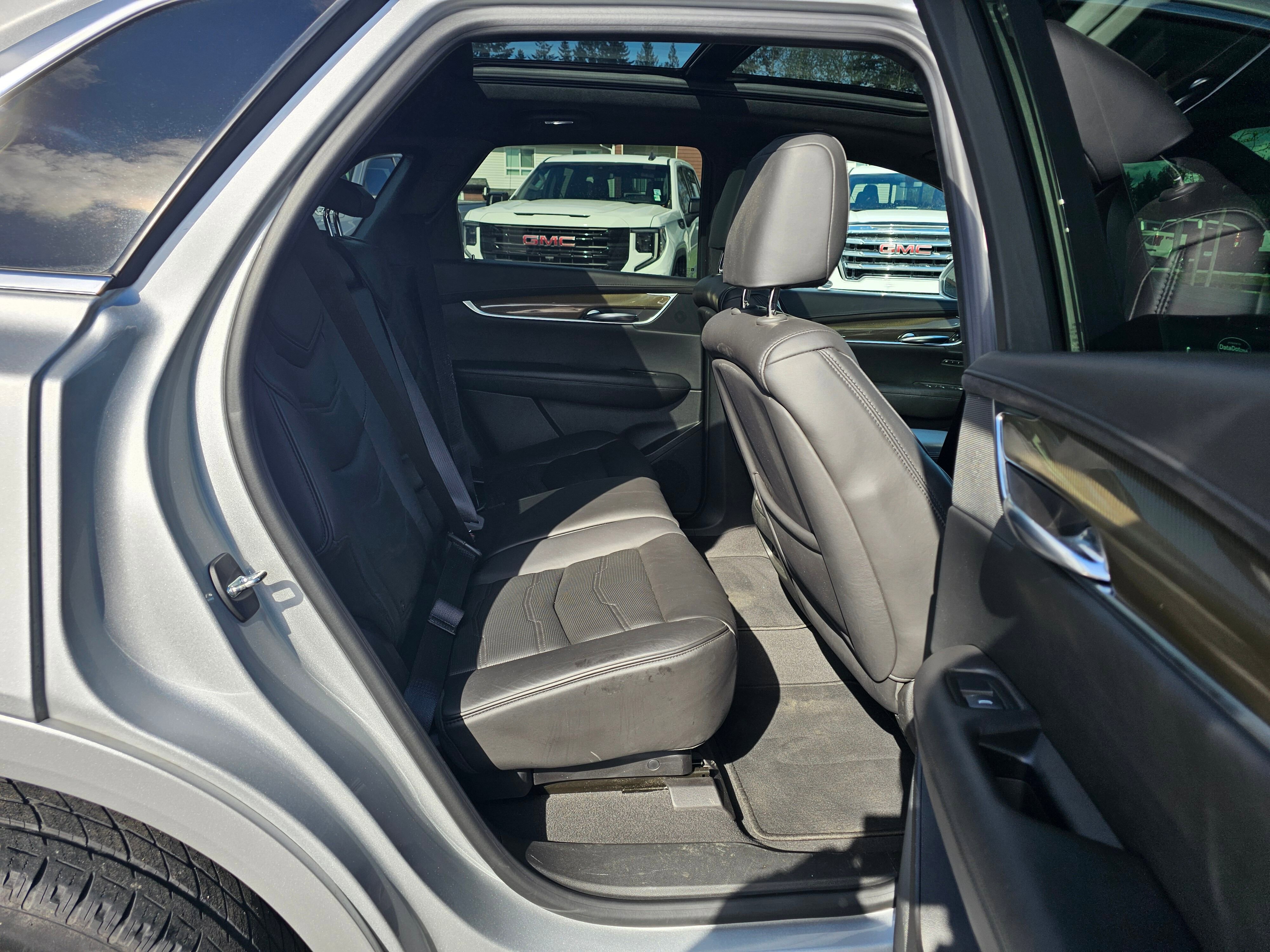 Used 2017 Cadillac XT5 Platinum w/ Driver Assist Package image 32