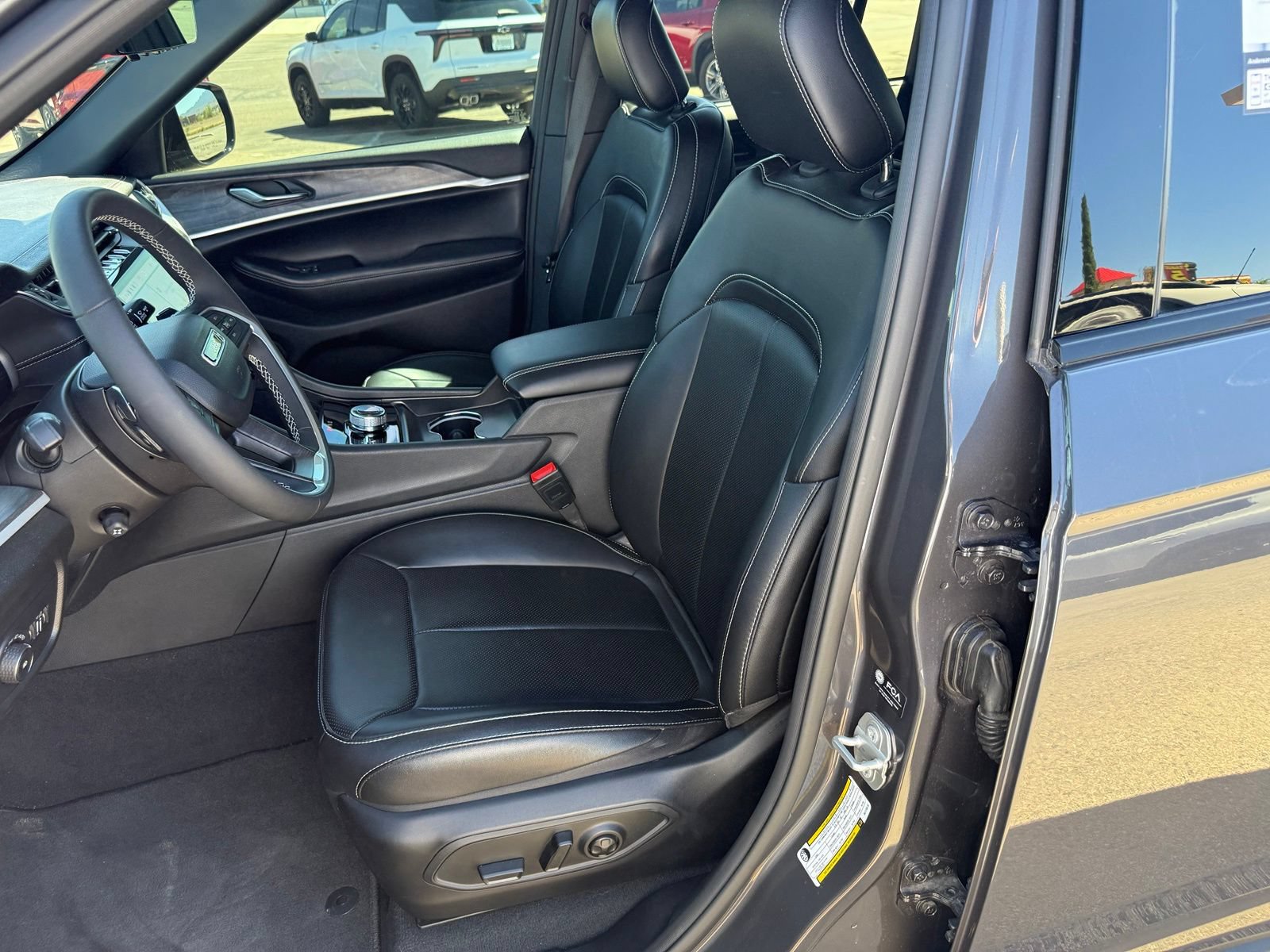 Used 2024 Jeep Grand Cherokee Limited w/ Luxury Tech Group II AWD/4WD image 31