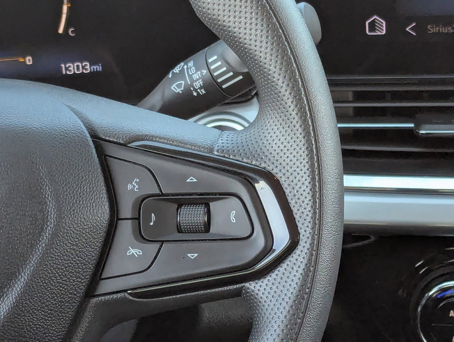 Certified 2025 Chevrolet Trax LT image 25