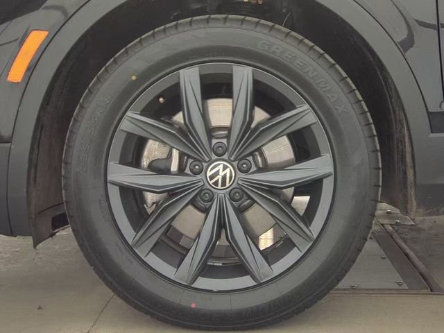 Used 2024 Volkswagen Tiguan SE image 2