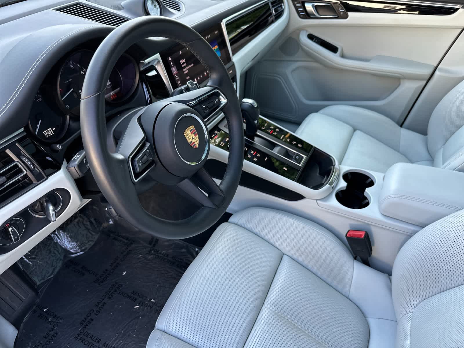 Certified 2025 Porsche Macan AWD/4WD image 4