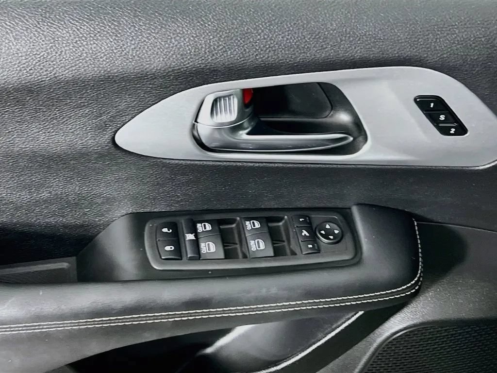Used 2025 Chrysler Pacifica Limited w/ Trailer Tow Group FWD image 19