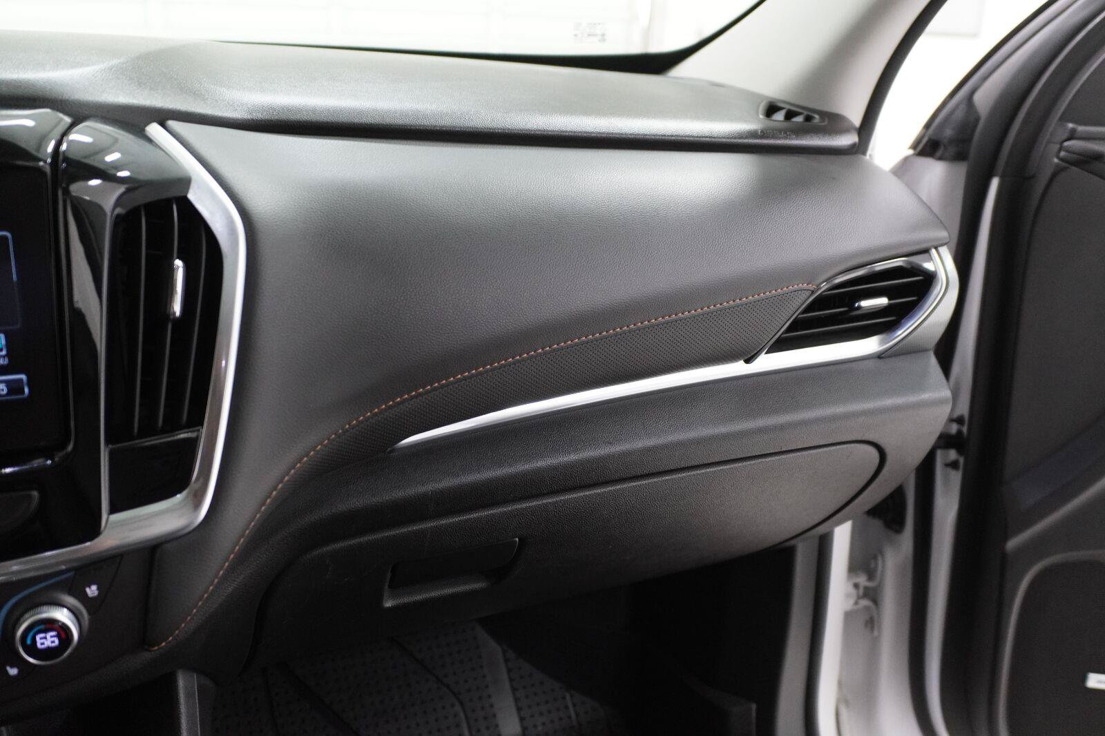 Used 2018 Chevrolet Traverse Premier w/ Driver Confidence II Package FWD image 21