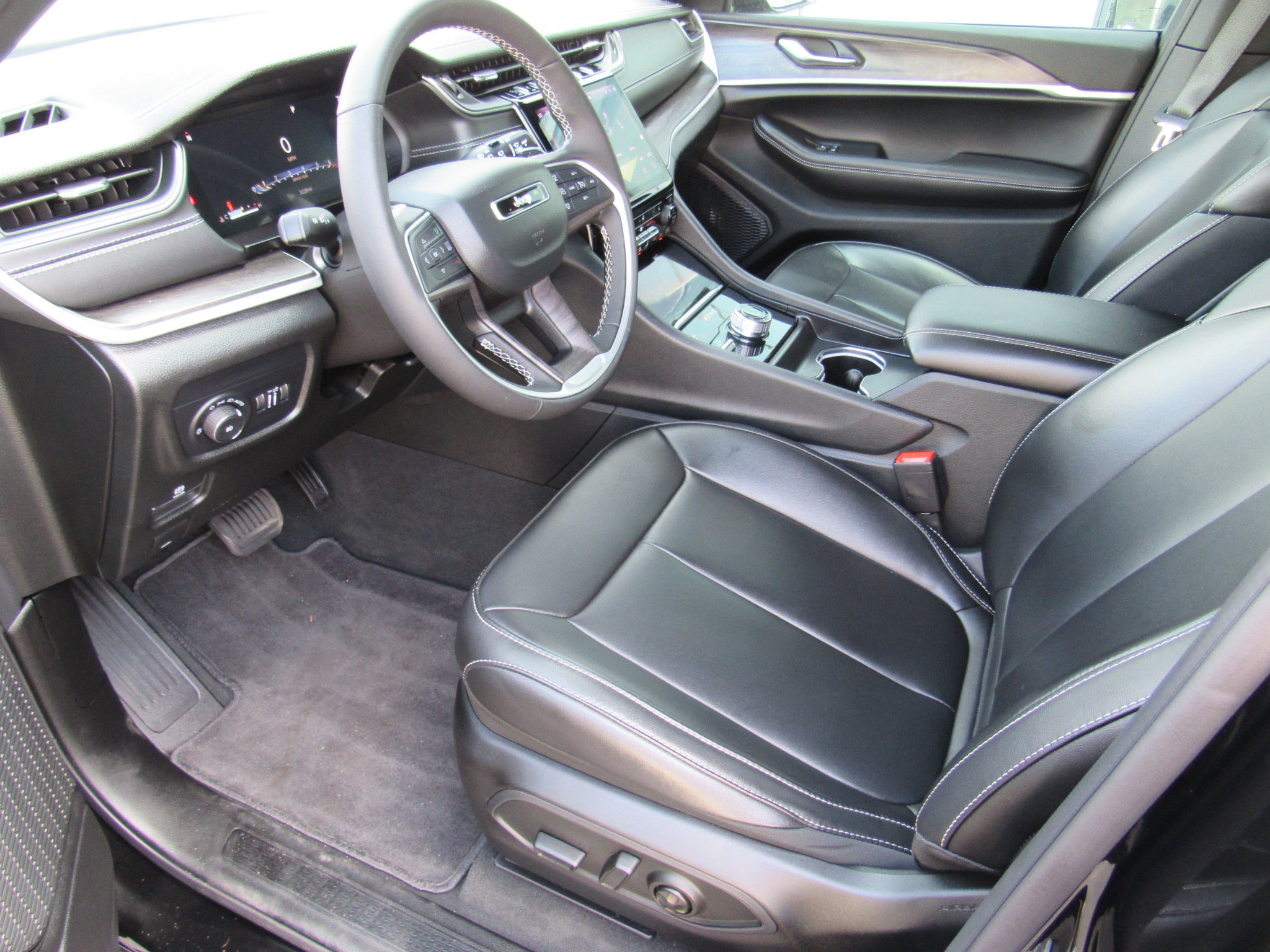 Used 2025 Jeep Grand Cherokee Limited AWD/4WD image 14