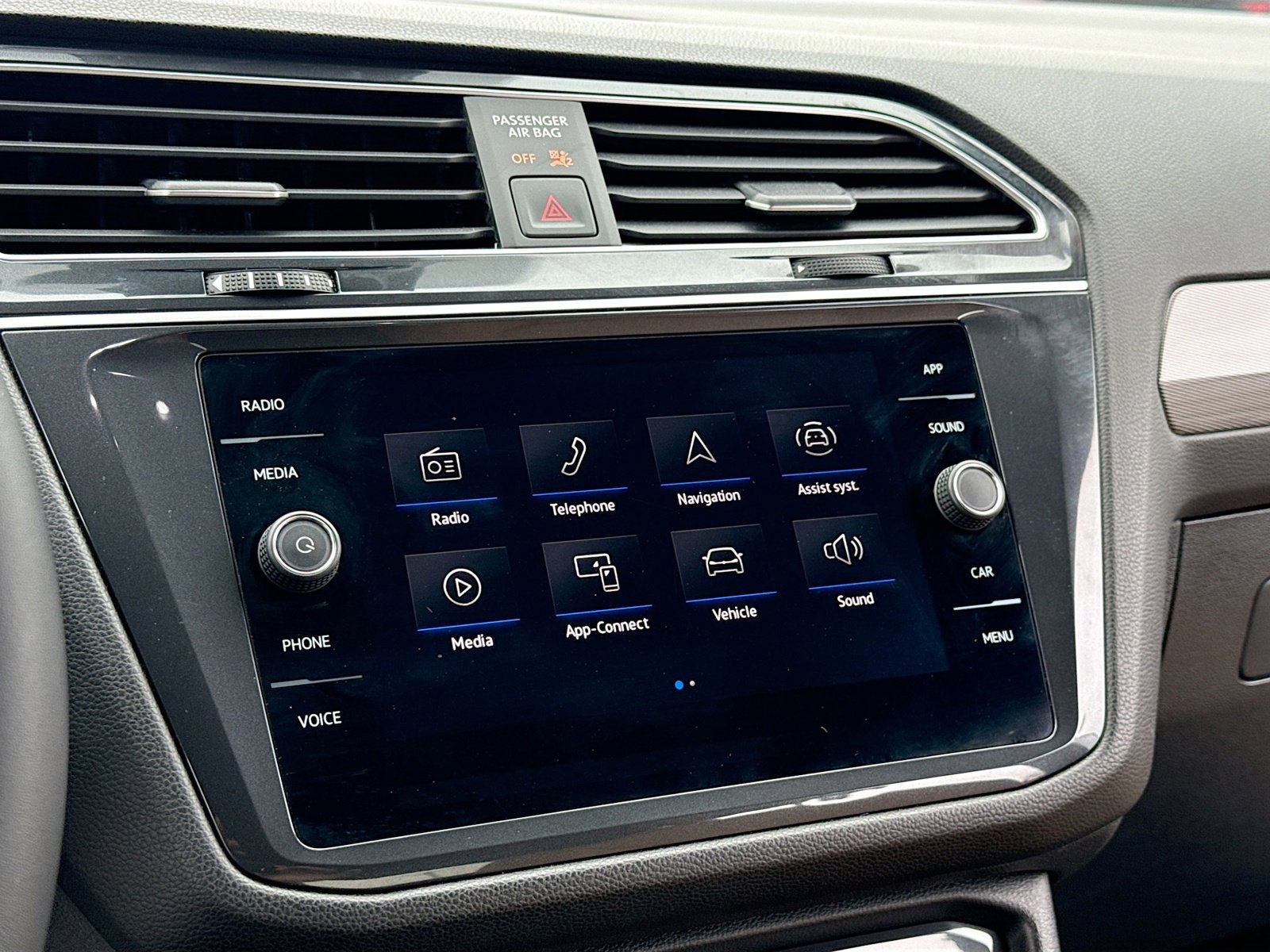 Used 2024 Volkswagen Tiguan SE image 9