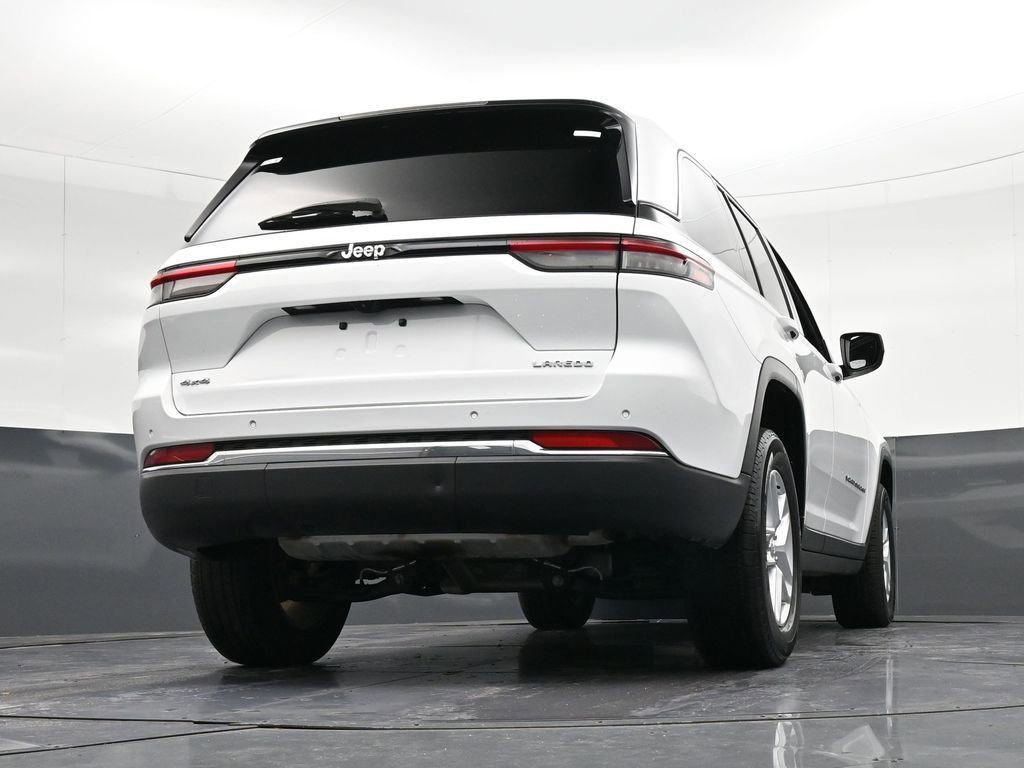 Used 2023 Jeep Grand Cherokee Laredo AWD/4WD image 34