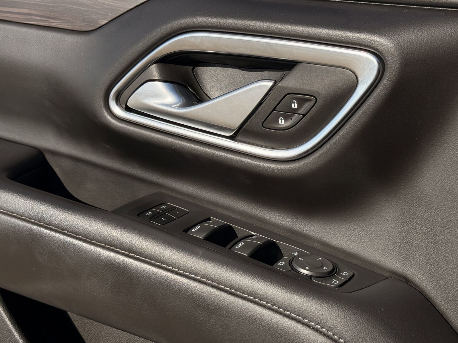 Used 2024 Chevrolet Suburban Z71 w/ Luxury Package image 23