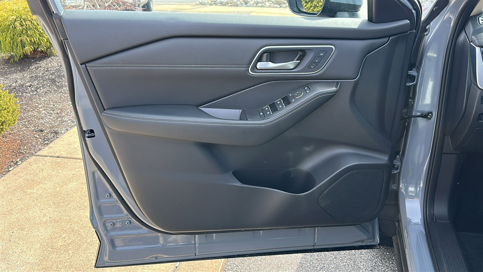 Certified 2025 Nissan Rogue Platinum image 13