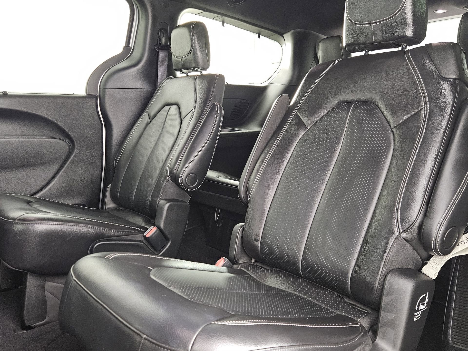 Used 2022 Chrysler Pacifica Touring-L w/ Uconnect Theater Family Group AWD/4WD image 37