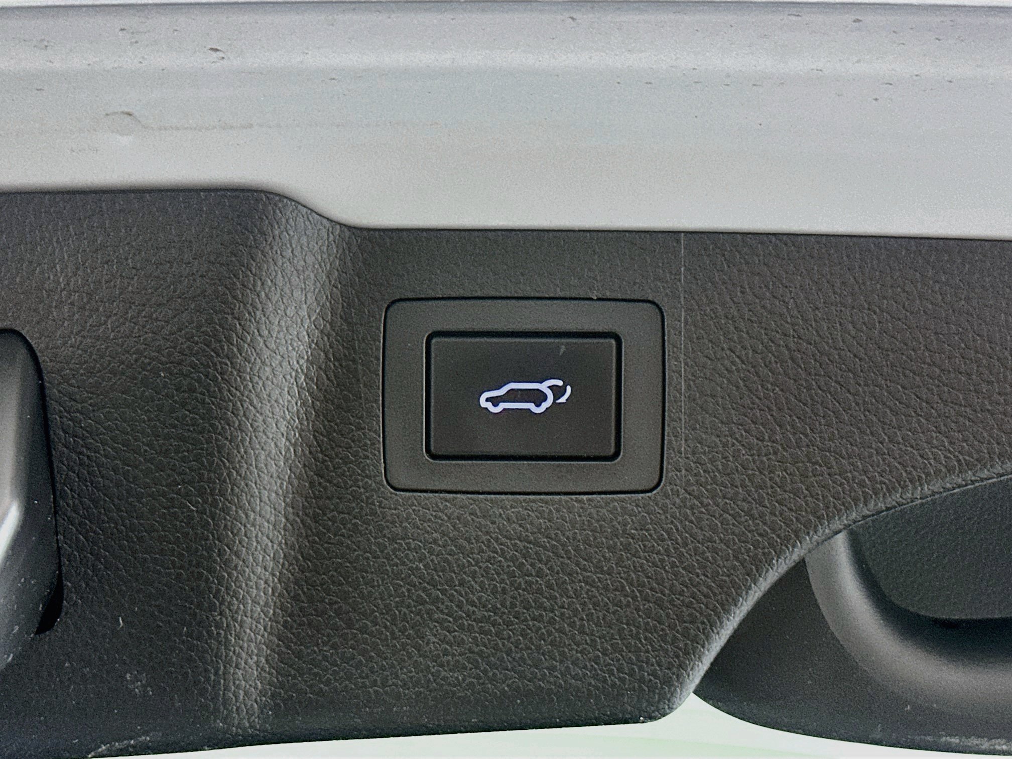 Used 2018 Hyundai Santa Fe Sport w/ 2.0T Ultimate Tech Package 05 FWD image 30