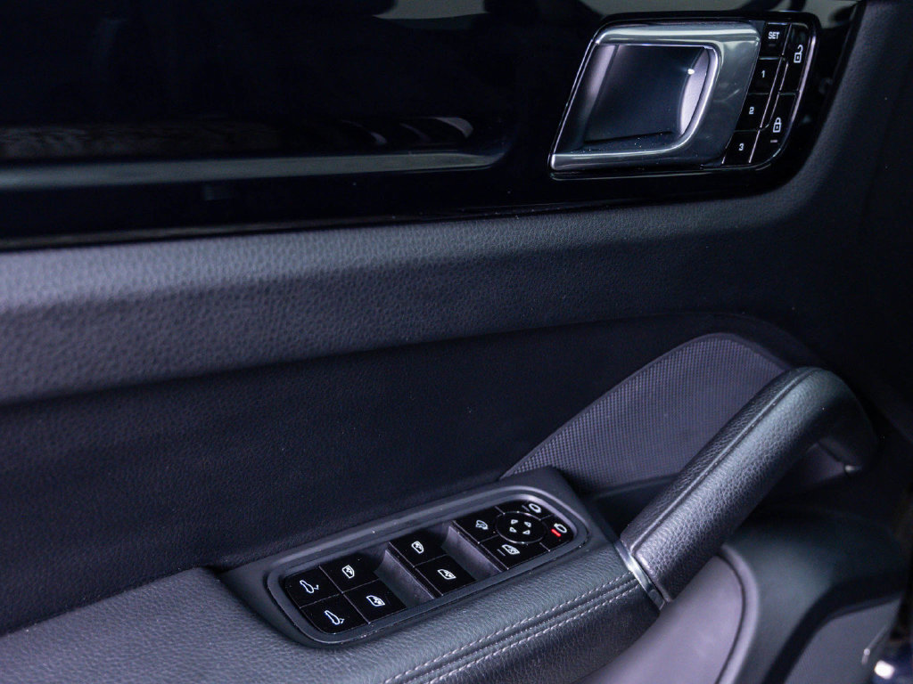 Used 2020 Porsche Cayenne S AWD/4WD image 18
