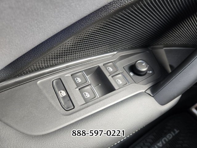 Used 2025 Volkswagen Tiguan SE R-Line AWD/4WD image 32