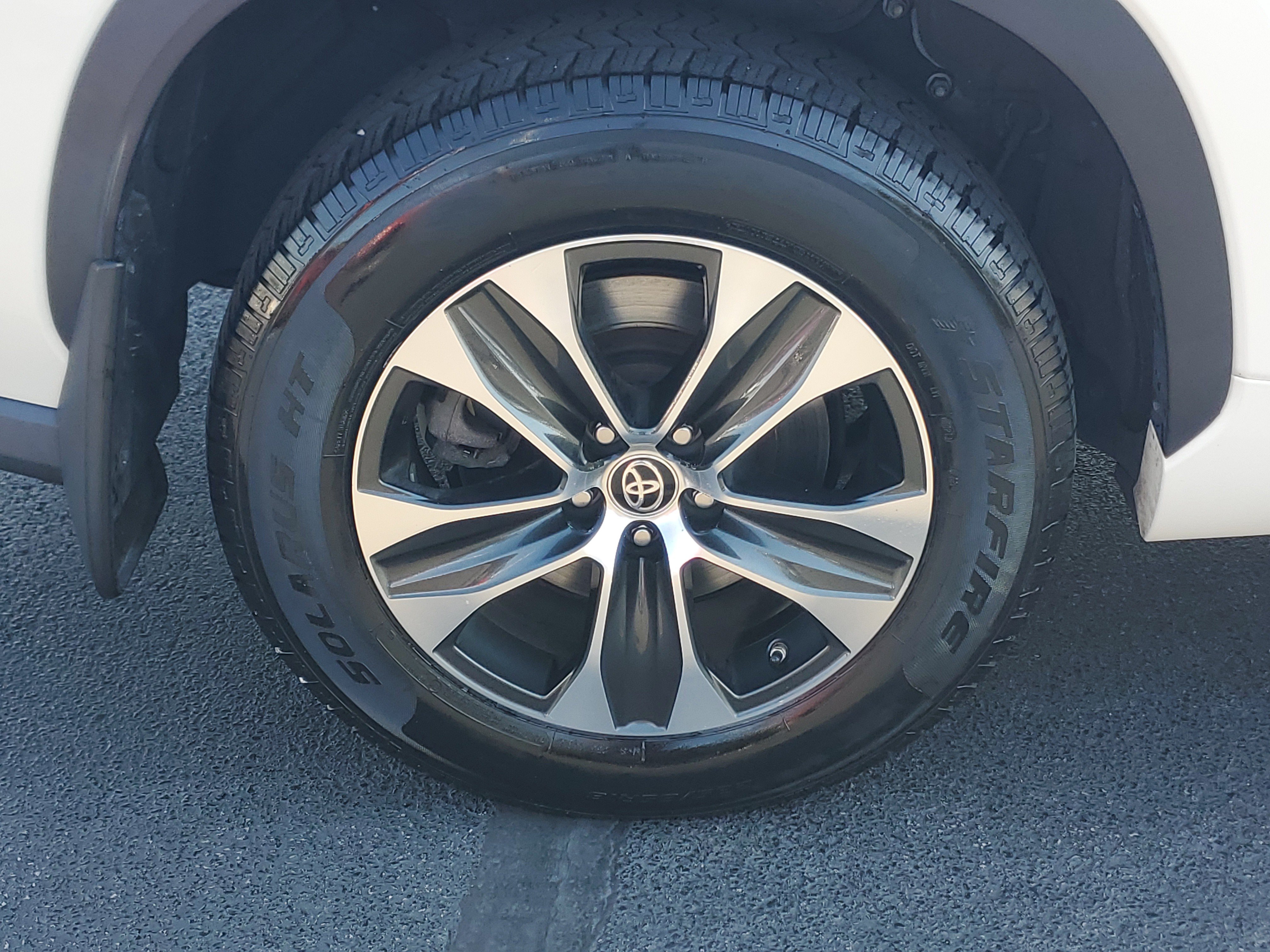 Certified 2021 Toyota Highlander XLE AWD/4WD image 6
