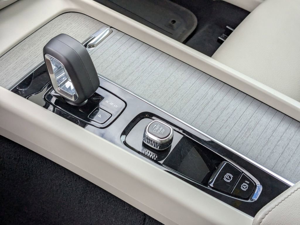 Used 2025 Volvo V60 B5 Cross Country Plus image 24