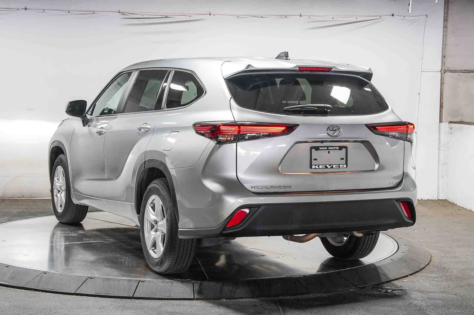 Used 2025 Toyota Highlander LE FWD image 2
