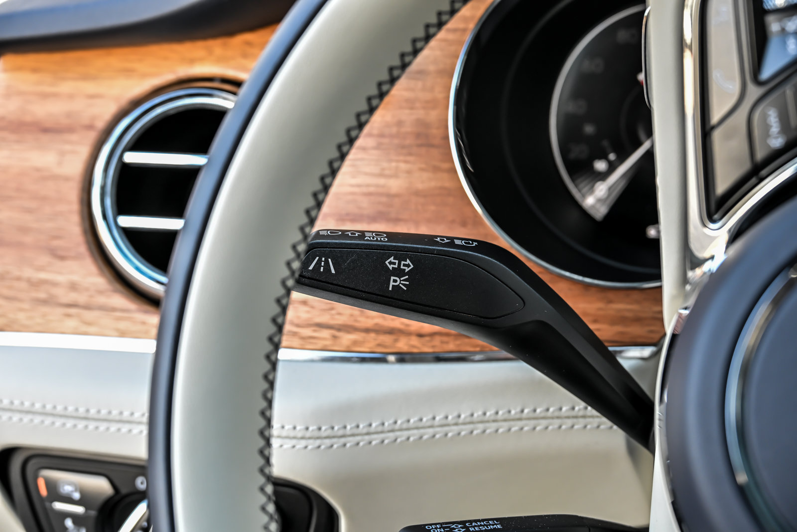 Certified 2023 Bentley Bentayga AWD/4WD image 32