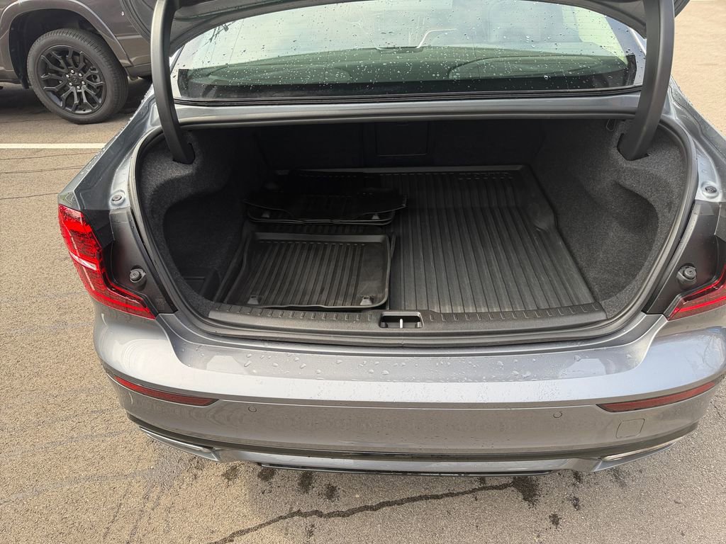 Used 2021 Volvo S60 T5 Momentum image 27