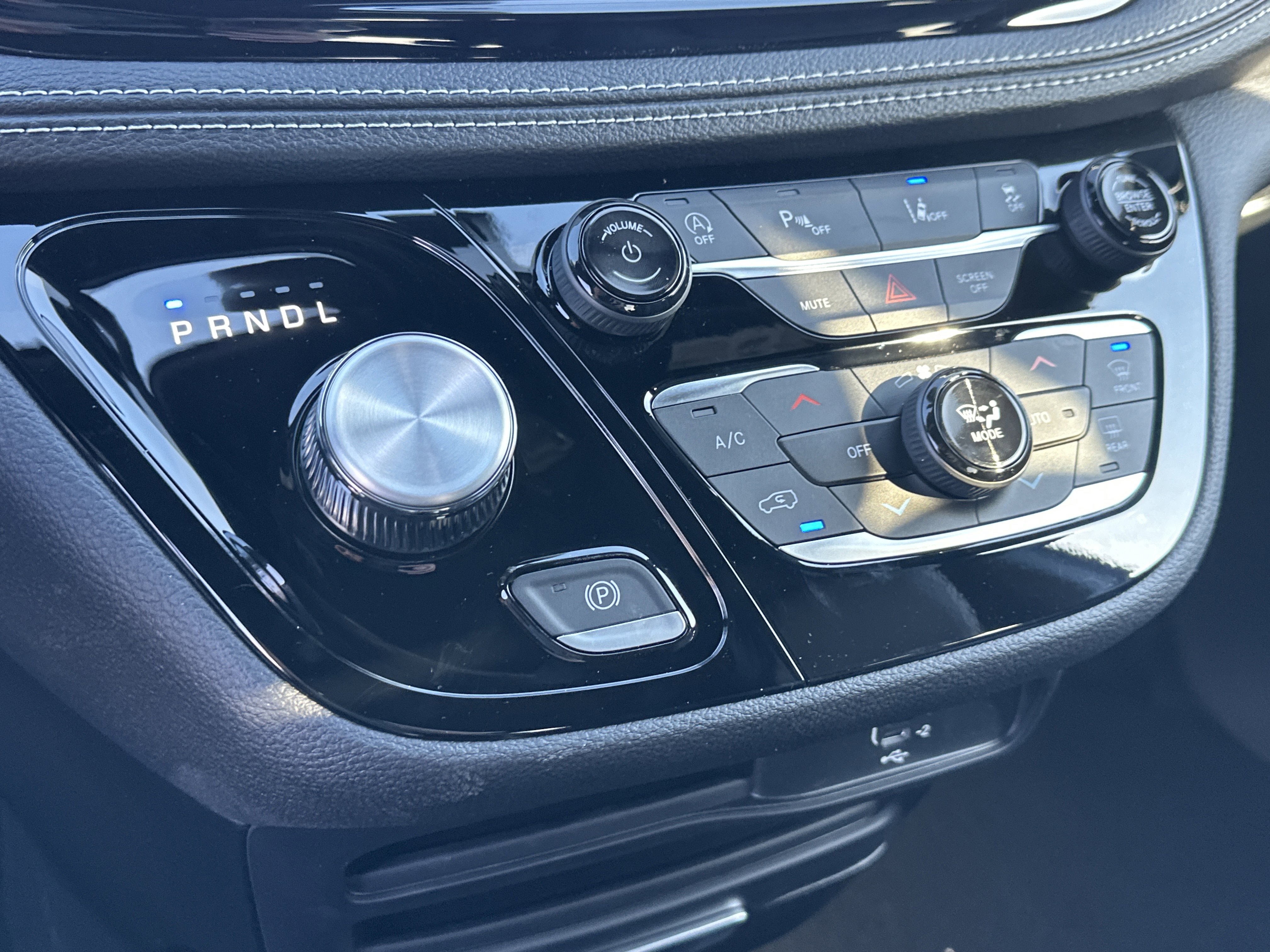 New 2026 Chrysler Pacifica Select w/ S Appearance Package FWD image 4