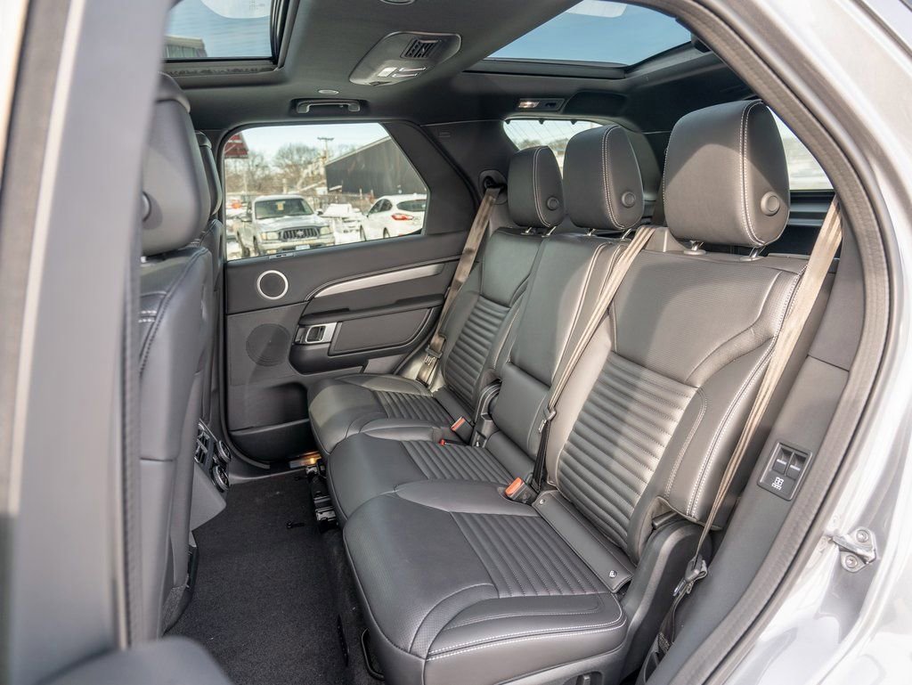 New 2025 Land Rover Discovery Dynamic SE image 21