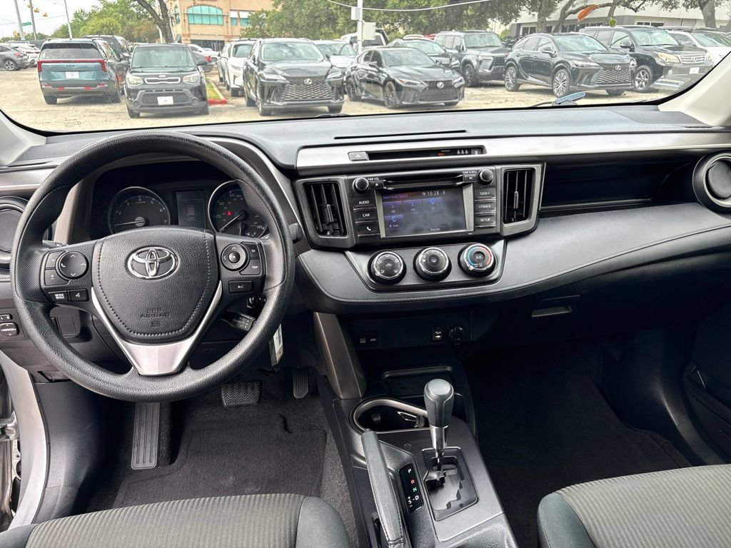 Used 2018 Toyota RAV4 LE FWD image 17
