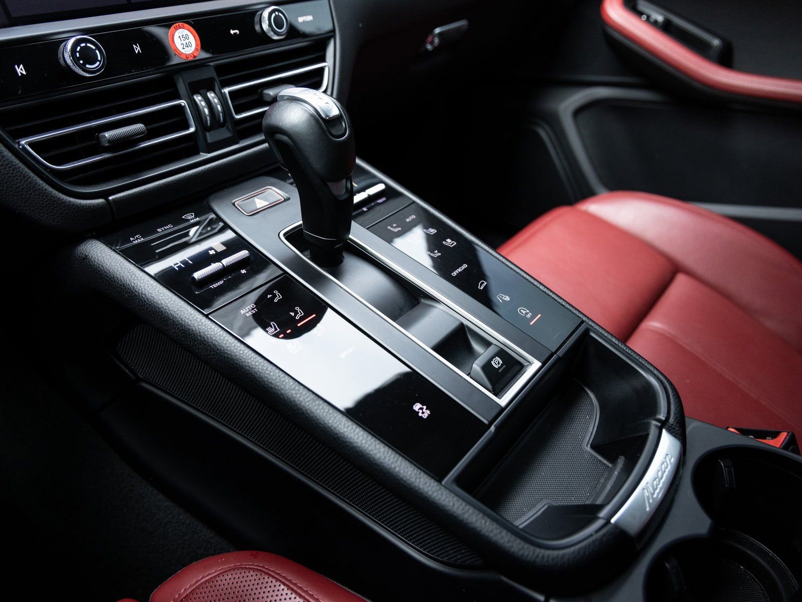 Certified 2024 Porsche Macan image 17