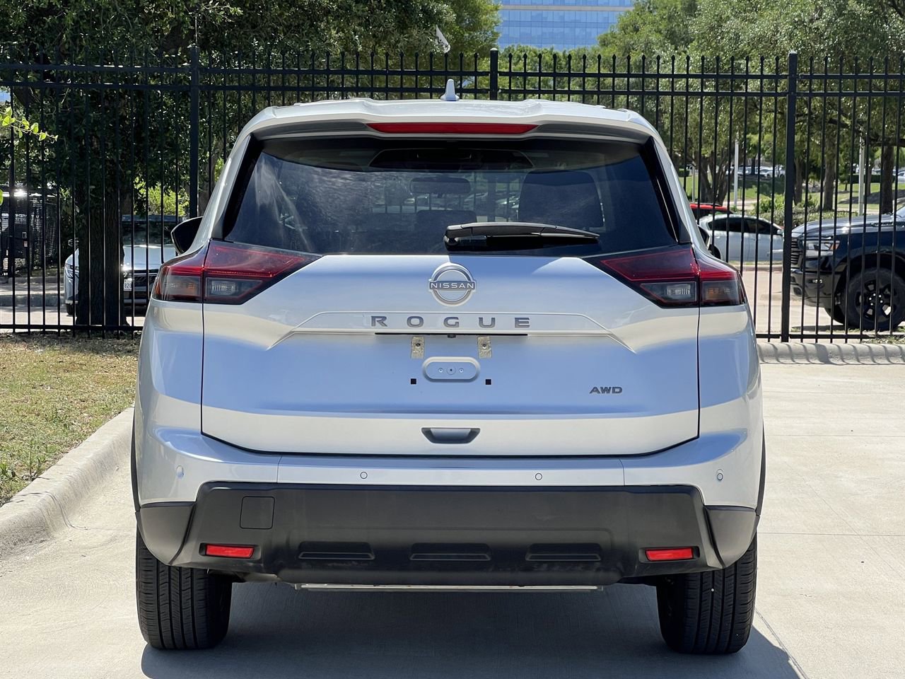 Used 2025 Nissan Rogue SV AWD/4WD image 4