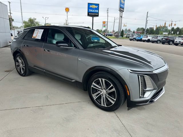 Used 2024 Cadillac Lyriq Luxury AWD/4WD image 7