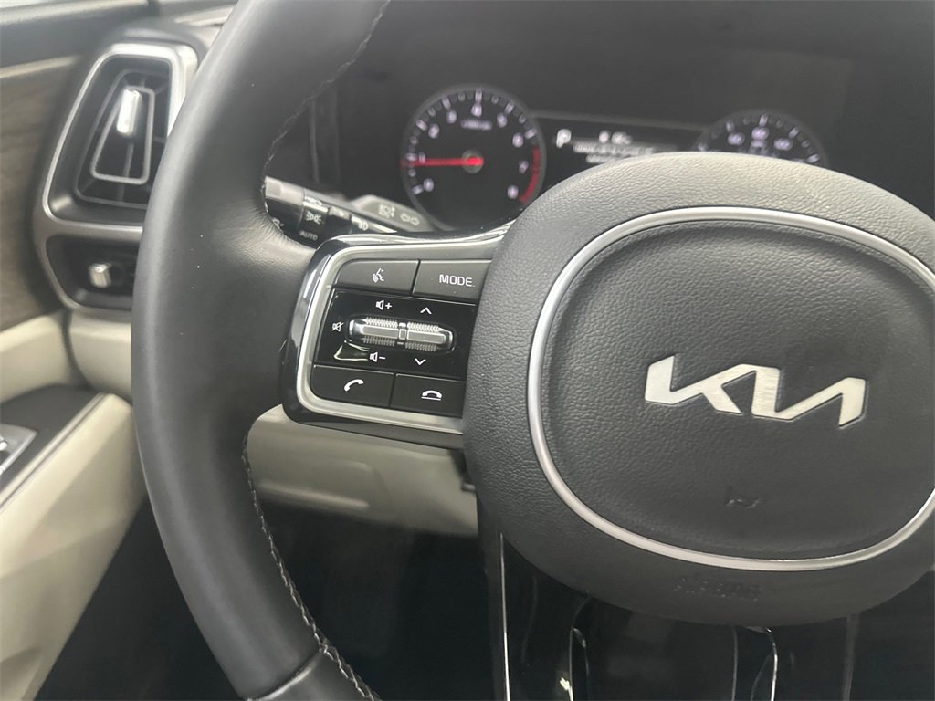 Used 2022 Kia Sorento EX w/ Panoramic Sunroof Package image 27