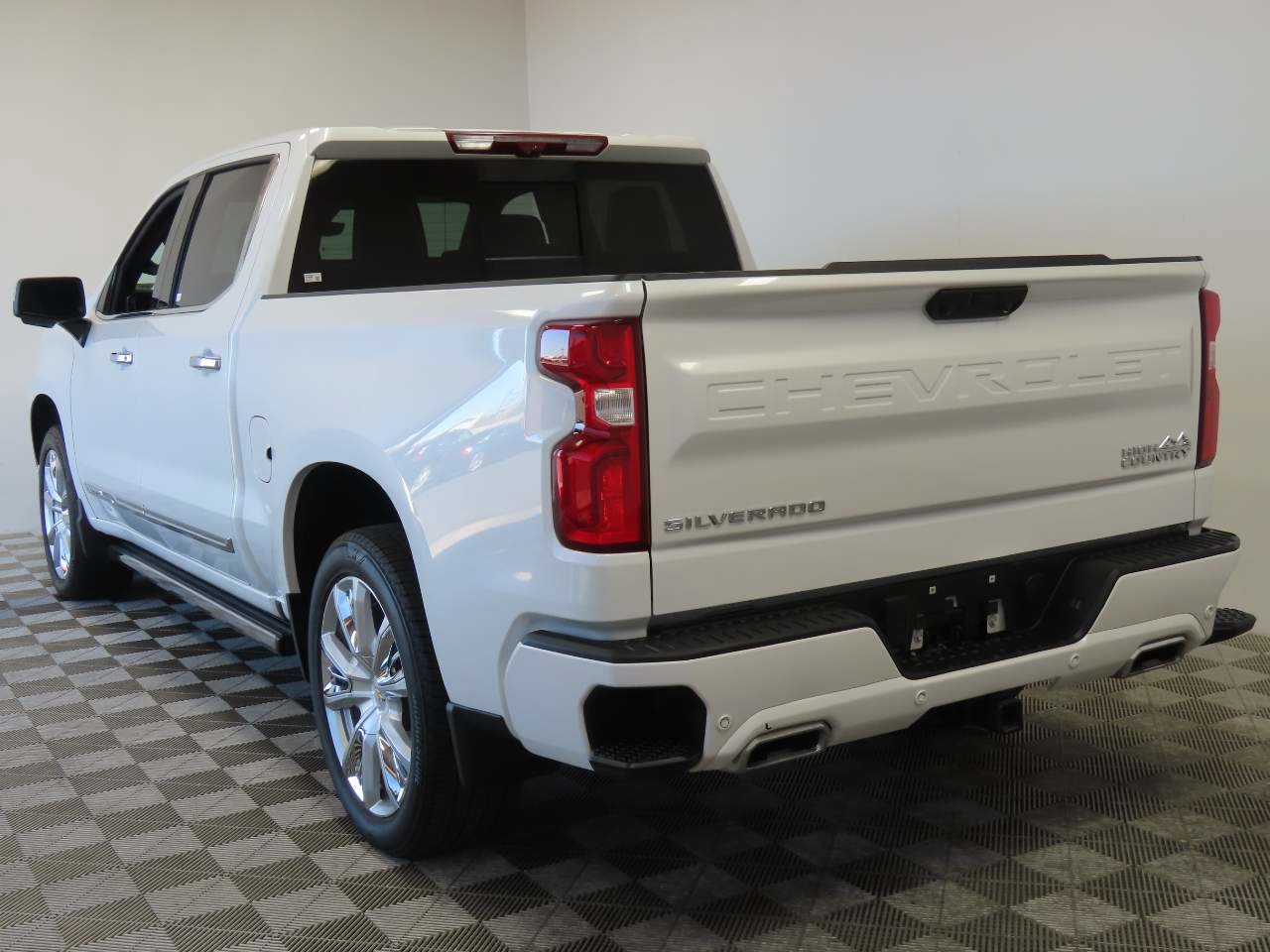 Used 2024 Chevrolet Silverado 1500 High Country image 3