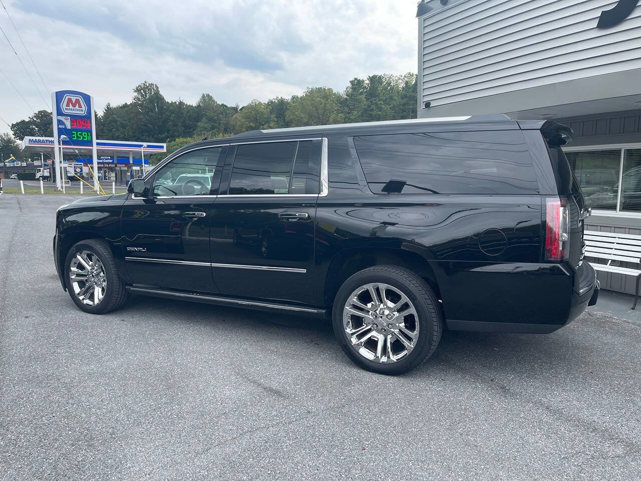 Used 2015 GMC Yukon XL Denali w/ Premium Package image 5