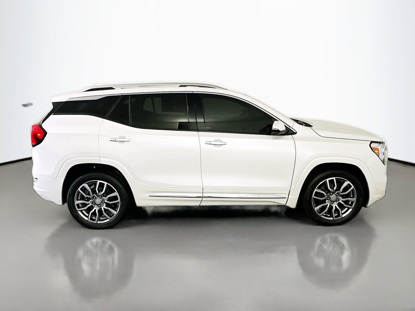 Used 2024 GMC Terrain Denali AWD/4WD image 8