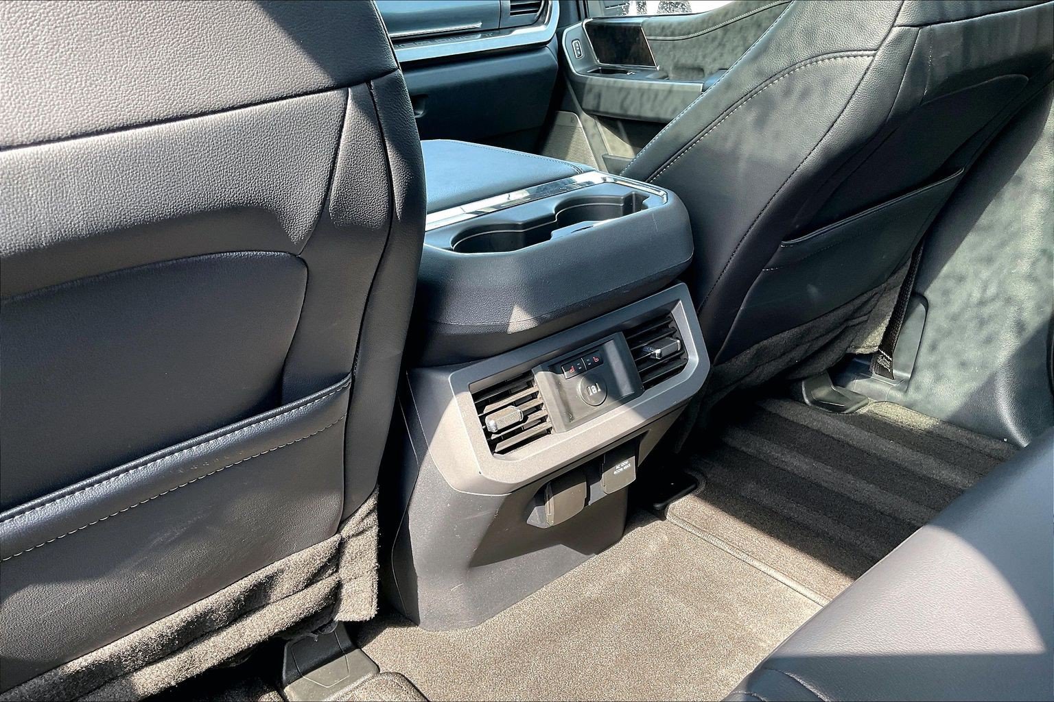 Used 2024 Ford F350 Lariat w/ Lariat Ultimate Package AWD/4WD image 34
