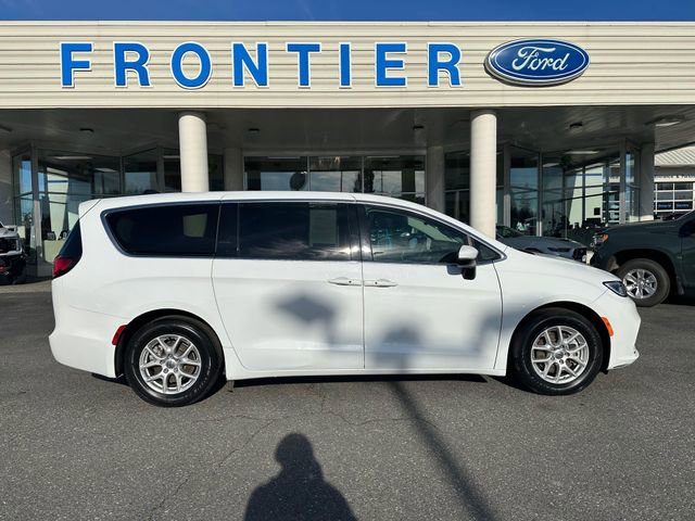 Used 2023 Chrysler Pacifica Touring-L image 1