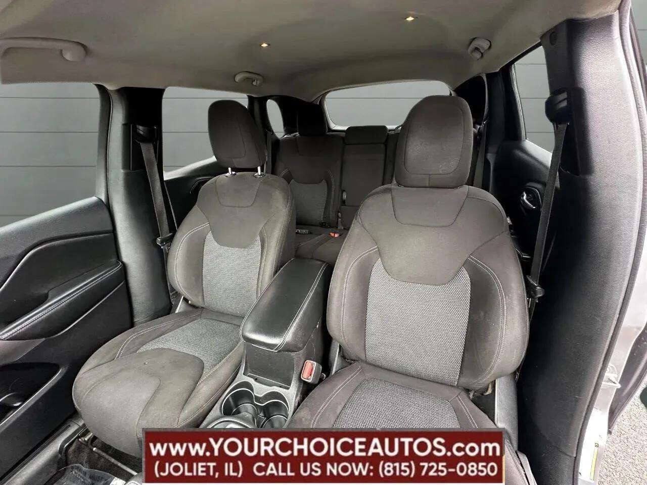 Used 2019 Jeep Cherokee Latitude w/ Popular Appearance Group AWD/4WD image 48