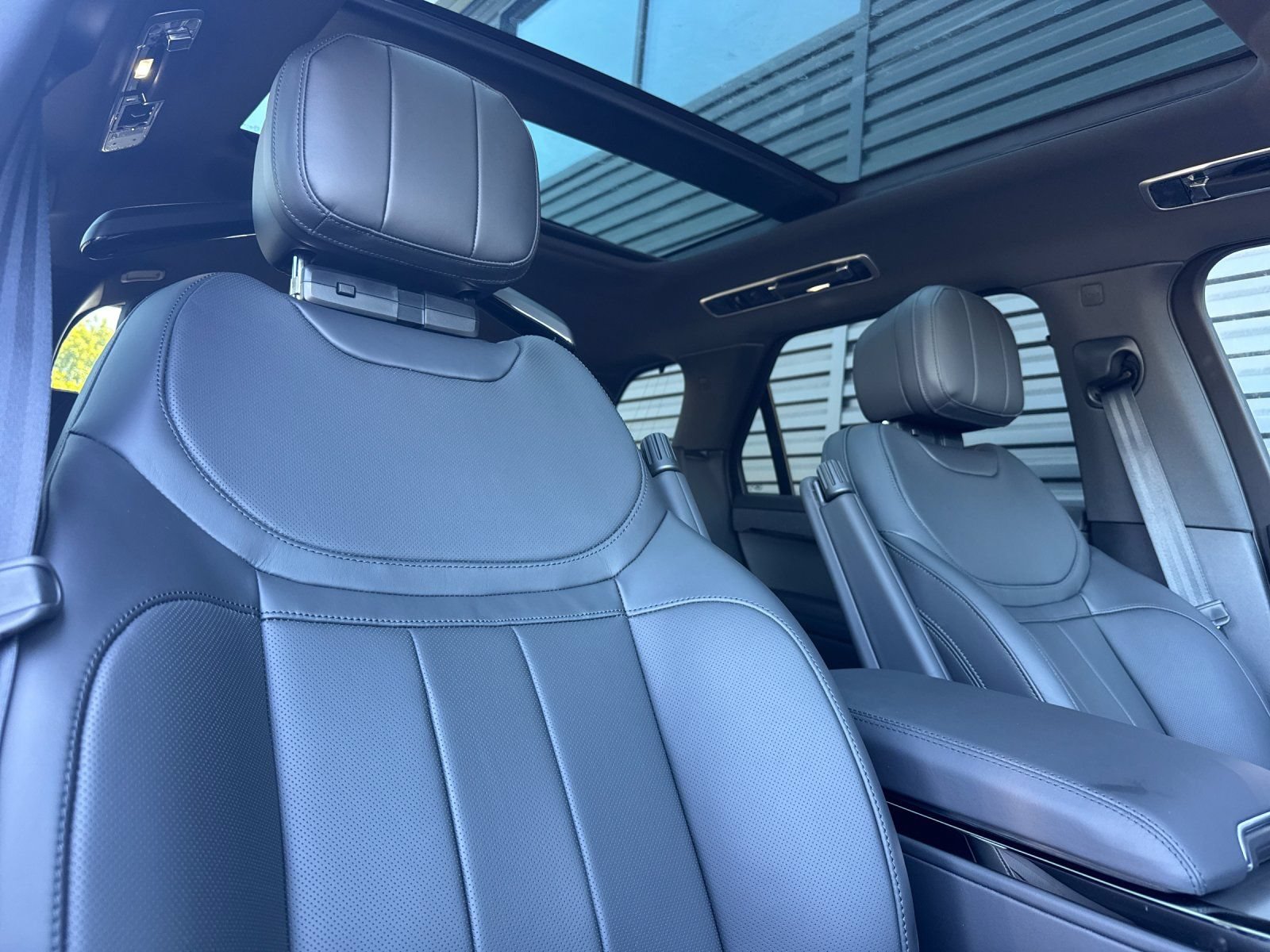 New 2026 Land Rover Range Rover Sport SE AWD/4WD image 16