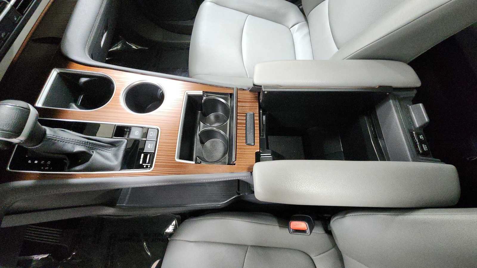 Certified 2024 Toyota Sienna XLE FWD image 23