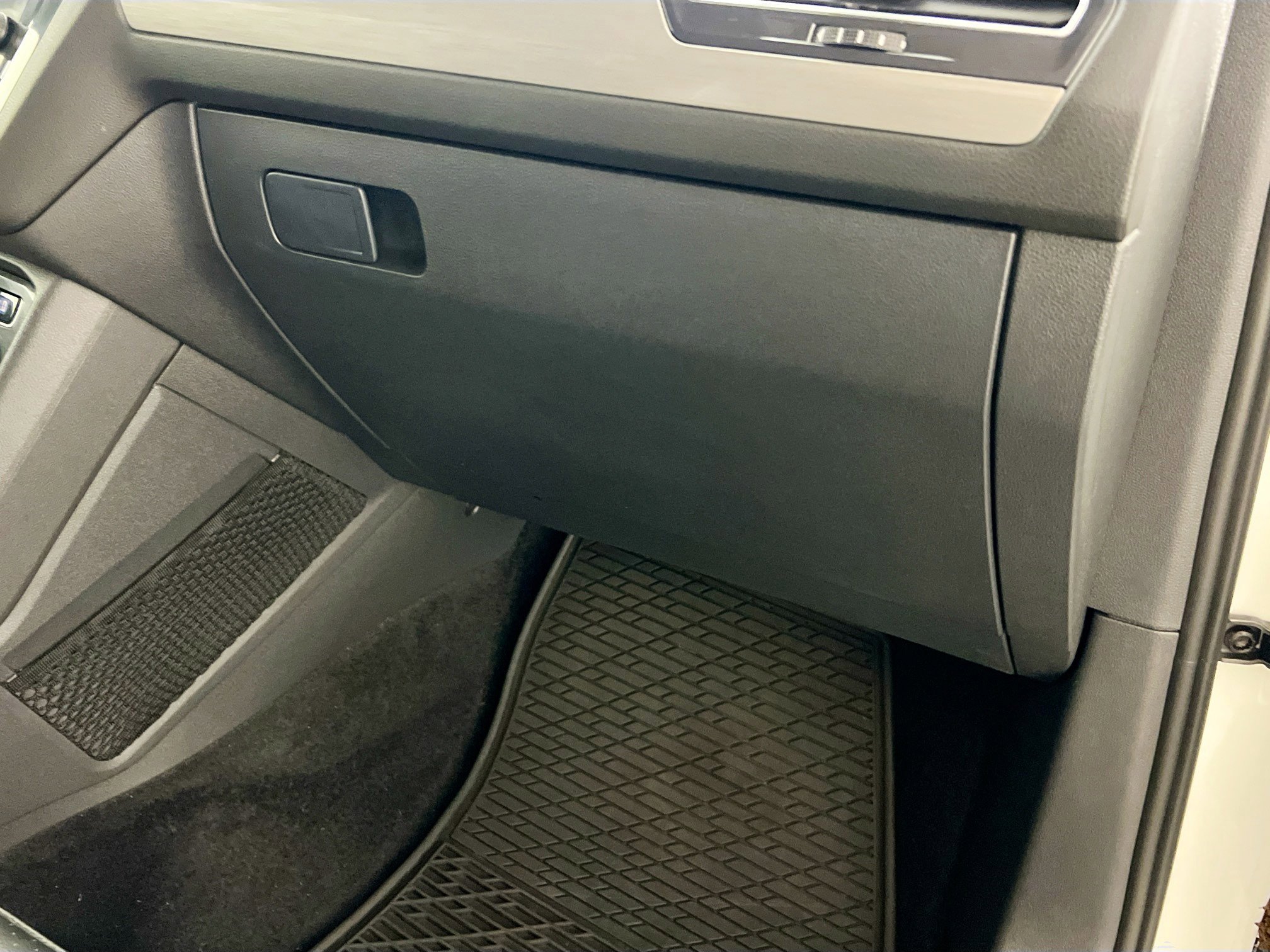 Used 2021 Volkswagen Tiguan SE R-Line image 35