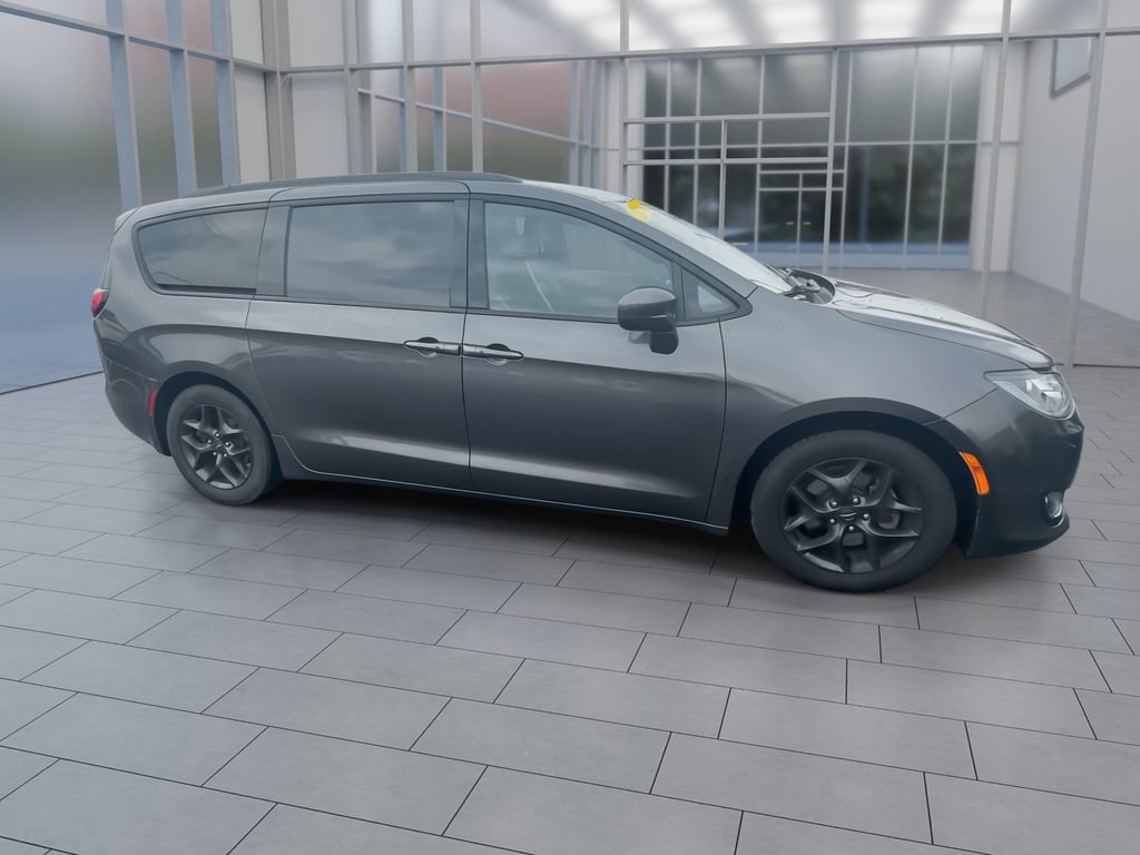 Used 2018 Chrysler Pacifica Touring-L Plus w/ S Appearance Package image 9