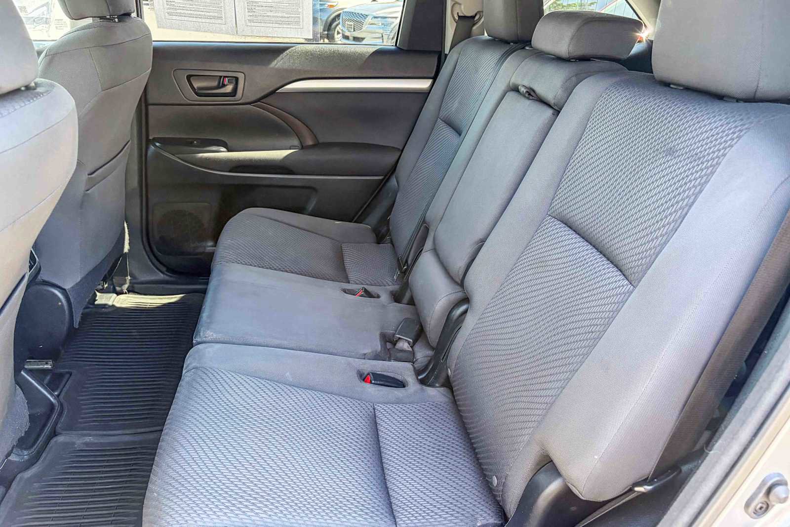 Used 2015 Toyota Highlander LE image 17