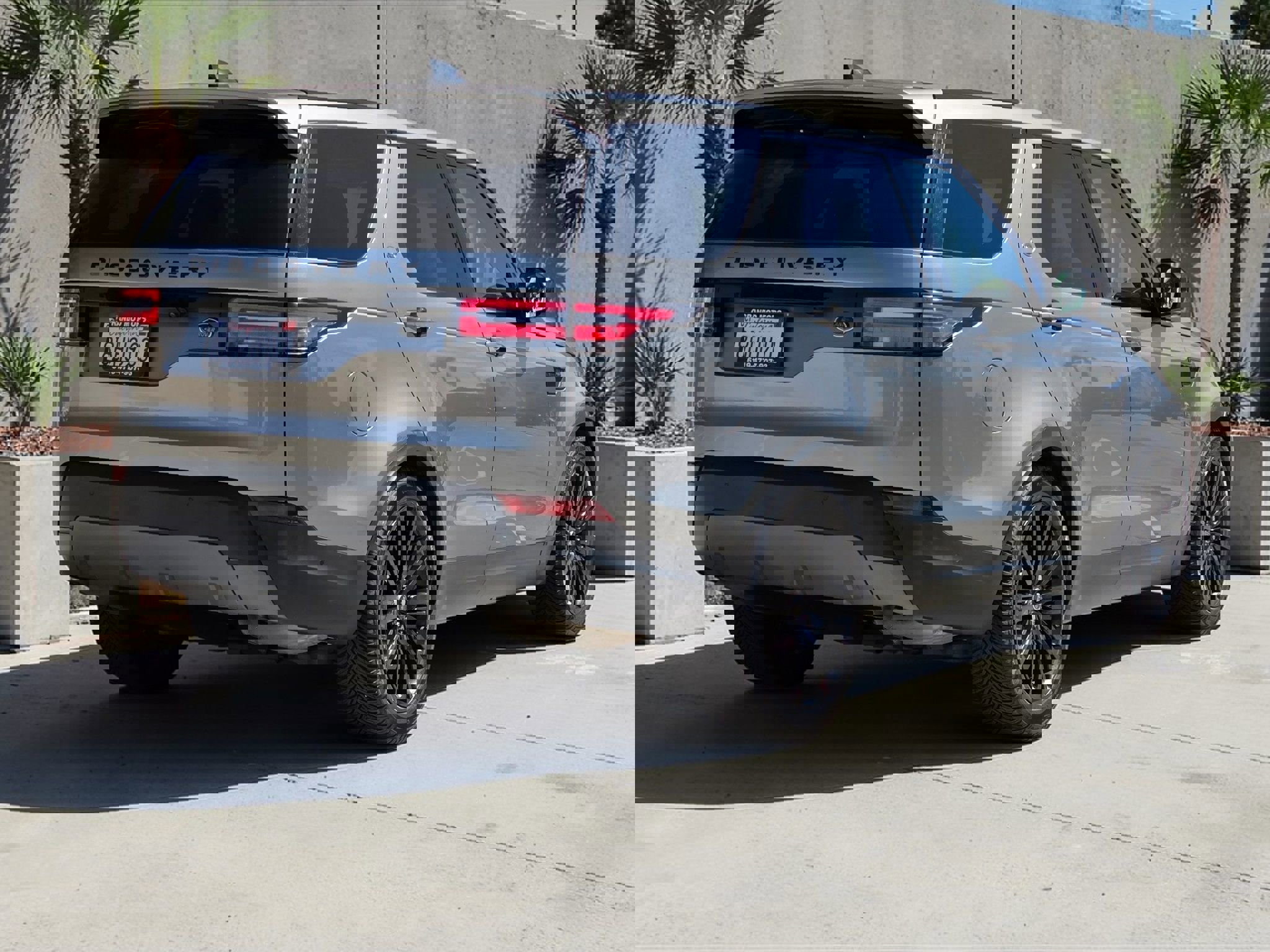 Used 2017 Land Rover Discovery First Edition image 6